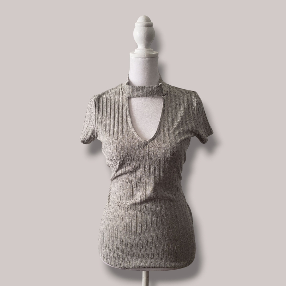 Chic Gray Ribbed Women's Top With Key Hole Accent